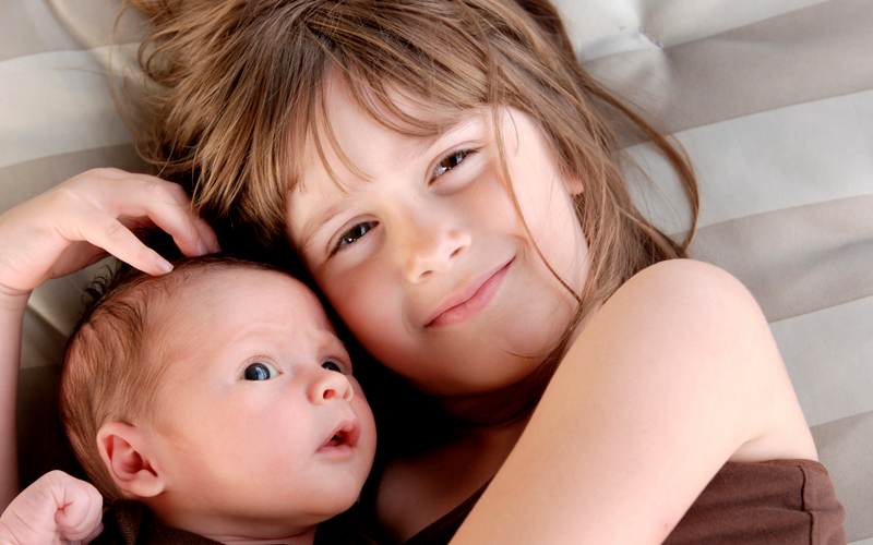 Mädchen mit Baby © iStockphoto woogies1